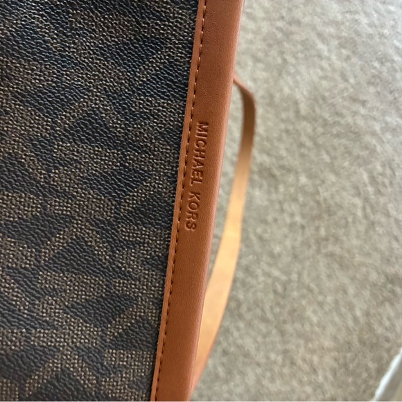 Michael Kors Brown Leather Crossbody Bag with Adjustable Strap - Picture 5 of 6